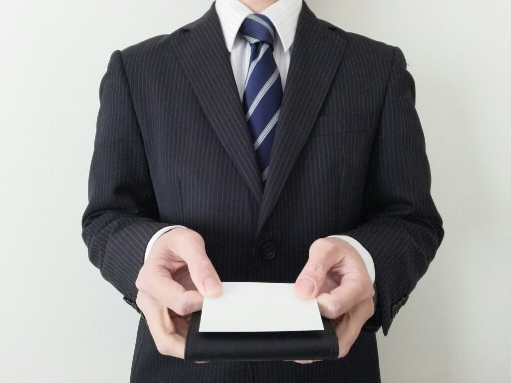 スーツの男性 名刺