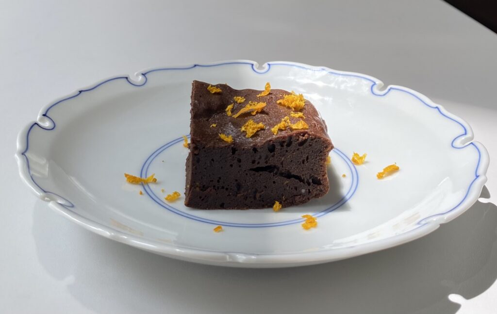 なぜお腹が空いていないのにお菓子を食べてしまうのか?